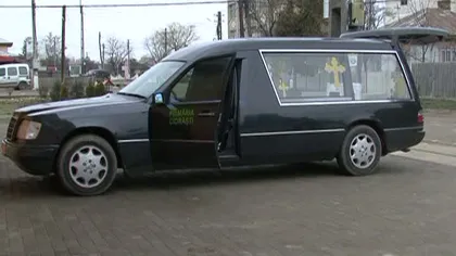 Primarul le-a făcut o surpriză localnicilor: Vor merge pe ultimul drum cu un dric Mercedes VIDEO