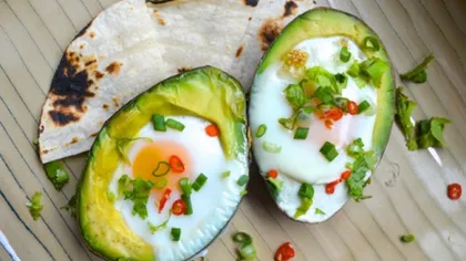 Mic dejun de 5 STELE: Ouă coapte în avocado