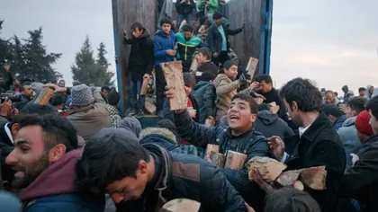 Criza migranţilor: Aproximativ O MIE de persoane forţează frontiera în Macedonia pe o rută alternativă
