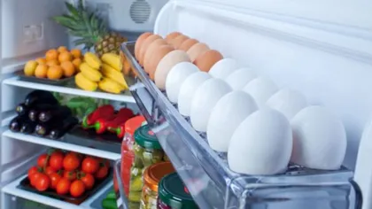 Şi tu ţii ouale în suportul special din uşa de pe frigider? Renunţă cât mai repede la acest obicei