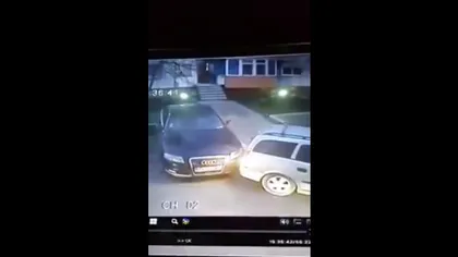 Cum se chinuie un şofer să scoată maşina din parcare VIDEO
