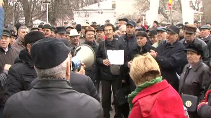 Sute de pensionari au ieşit în stradă pentru a cere DEMISIA Guvernului VIDEO