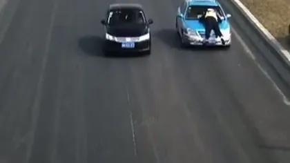 SCENE INCREDIBILE. Un taximetrist a plecat cu un poliţist pe capotă VIDEO