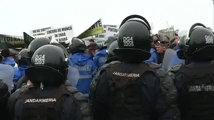 Fermierii au protestat la Palatul Parlamentului. SCANDAL cu jandarmii VIDEO