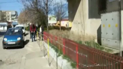 MOTIVUL pentru care un bărbat din Buzău a montat sârmă ghimpată în faţa blocului VIDEO