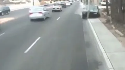 Accident de groază. O maşină loveşte în plin un autobuz după ce doboară un stâlp VIDEO