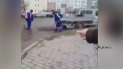 Muncitorii care bătătoreau asfaltul cu picioarele lovesc din nou. Ce au făcut de data asta VIDEO