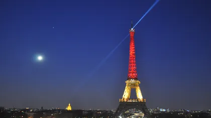 Parisul aduce un omagiu victimelor atentatelor din Bruxelles: Turnul Eiffel, iluminat în culorile Belgiei FOTO