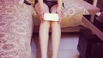 De ce se fotografiază  femeile cu un iPhone 6 pe genunchi. 