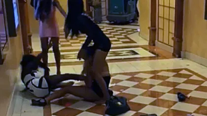 Bătaie ca-n filme între patru femei într-un mall VIDEO