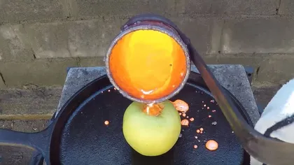 A scobit un măr şi a turnat cupru topit in interiorul lui. Ce s-a întâmplat la final a cucerit internetul
