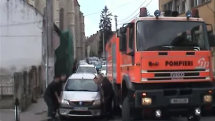 IMAGINI INCREDIBILE, surprinse în centrul Clujului. Un echipaj ISU, blocat de autoturisme parcate neregulamentar VIDEO