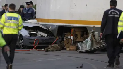Accident grav în Bucureşti. Un tramvai a deraiat şi a intrat într-o maşină. Şoferul este în COMĂ FOTO