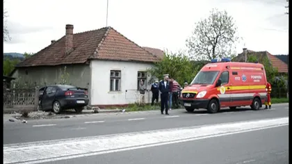 ACCIDENT în Cluj. O femeie a fost rănită după ce maşina în care se afla a ajuns într-o fântână VIDEO