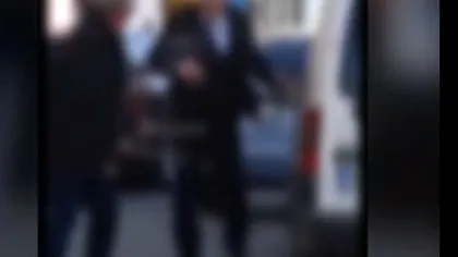 Bătaie în plină stradă din cauza banilor. Doi bărbaţi îşi împart pumni sub privirile trecătorilor VIDEO