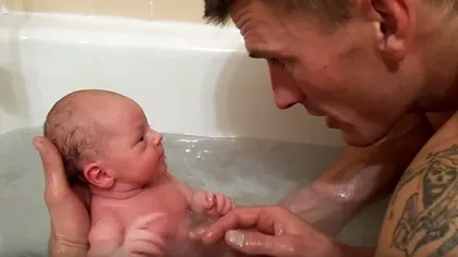 Video emoţionant cu un tătic care îi face baie pentru prima dată fetiţei sale. Vezi cum reacţionează bebeluşul