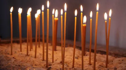 Bisericile, OBLIGATE să vândă mii de lumânări, la preţuri şi de 10 ori mai mari ca în magazine, în perioada Paştelui