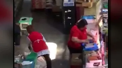 O vânzătoare din Craiova aruncă pe jos carnea, apoi o pune la vânzare, în vitrină VIDEO