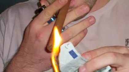 Cocalarii care îşi aprind ţigările cu bani riscă dosar penal VIDEO