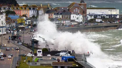 Furtuni devastatoare în Anglia. Imagini spectaculoase, valuri fioroase ameninţă locuinţele VIDEO