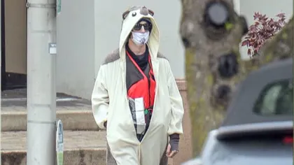 Bărbat îmbrăcat în costum de panda, împuşcat de politişti după ce a ameninţat că va arunca în aer o televiziune