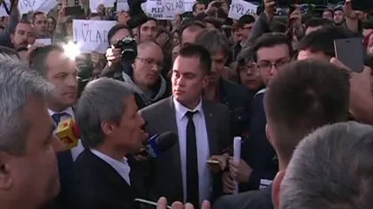 Dacian Cioloş, în mijlocul protestatarilor care îl susţin pe ministrul demisionar Vlad Alexandrescu VIDEO
