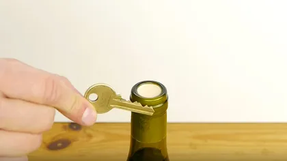 Cum se deschide o sticlă de vin cu cheia de la uşă VIDEO