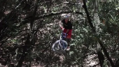 Scene şocante la un concurs de ciclism. Un concurent a intrat cu viteză într-un copac şi a murit