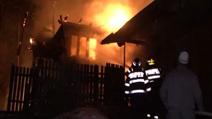Incendiu devastator în Suceava, doi soţi au ars de vii. Vecin: 