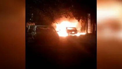 Panică în Constanţa. Trei maşini au ars în apropiere de o benzinărie VIDEO