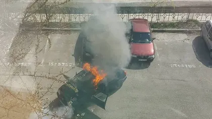 O maşină a ars ca o torţă ziua în amiaza mare într-o parcare din Piatra Neamţ VIDEO