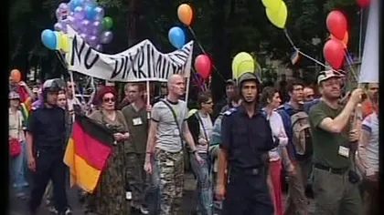 Doi tineri gay, despăgubiţi de stat după ce au luat bătaie la paradă: Au început să ne lovească cu bocancii în faţă
