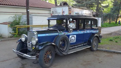 Familia care face înconjurul lumii de 16 ani cu o maşină din 1928 a ajuns în România VIDEO