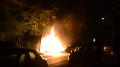 PANICĂ în Bacău. O maşină a fost cuprinsă de flăcări VIDEO
