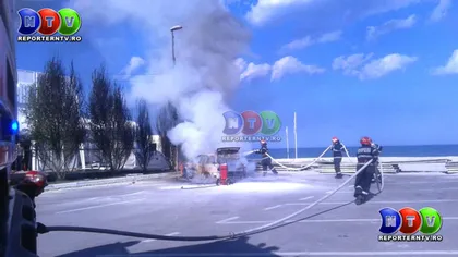 O maşină a ars ca o torţă în parcarea unui club de fiţe din Mamaia