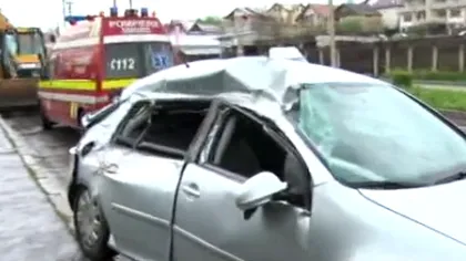 Şoferiţă la un pas de MOARTE. O conductă dezafectată a căzut pe maşina ei VIDEO