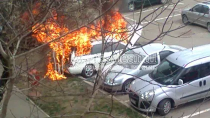 O maşină a ars ca o torţă în parcare, la Botoşani