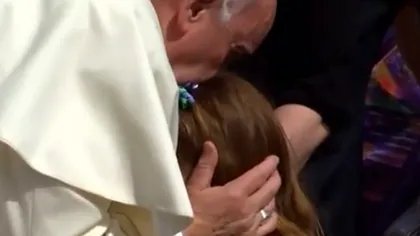 Moment plin de EMOŢIE la Vatican. Papa Francisc a binecuvântat o fetiţă bolnavă VIDEO