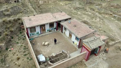 Povestea omului care de 10 ani trăiește SINGUR într-un sat din China