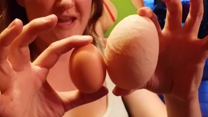 A găsit un ou GIGANT în cuibar şi l-a spart pentru a vedea ce e în el. Totul a fost filmat, iar VIDEO a devenit VIRAL