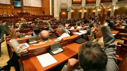 Parlamentarii vor să nu fie pedepsiţi pentru angajarea rudelor la cabinet înainte de august 2013 (Proiect)