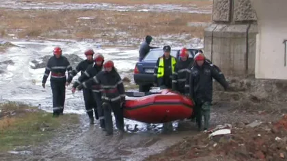 O familie a căzut cu căruţa în râu după ce podul s-a dislocat. Doi tineri au murit