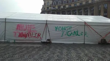 Klaus Iohannis şi miniştrii tehnocraţi, oripilaţi de vandalizarea cortului romilor de ziua lor VIDEO