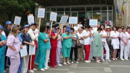 Spitalul CFR Craiova are datorii de peste două milioane de lei. Cadrele medicale protestează în curtea unităţii
