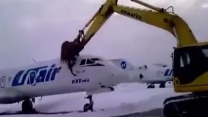 Un rus a distrus un avion cu un excavator. Bărbatul era supărat pentru că fusese concediat VIDEO