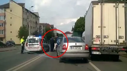 Un şofer beat şi fără permis auto, încătuşat după o urmărire în trafic