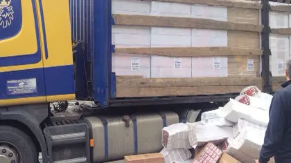 Peste 20 de mii de pachete cu ţigări, descoperite de poliţiştii de frontieră într-un tir care transporta detergent
