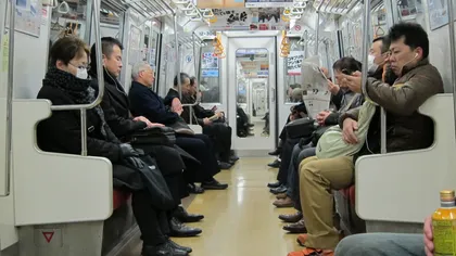 Surpriză de proporţii pentru călătorii unui metrou din Tokyo. Vezi ce apare de vreo trei ani în vagoane