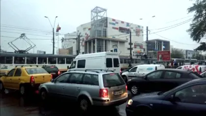 Vreme de coşmar în Capitală. Tramvaie şi autobuze blocate, sute de călători disperaţi VIDEO
