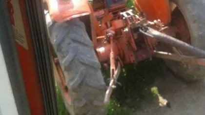 Un tren a făcut bucăţi un tractor încărcat cu nisip în Baia Mare. Circulaţia a fost blocată timp de câteva minute